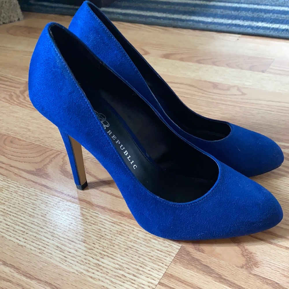 Size 8.5 blue suede pumps